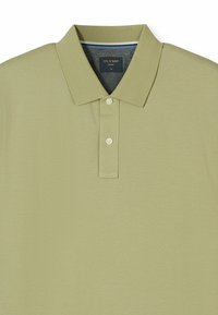 Hellolivgrünes Polohemd mit zwei weißen Knöpfen und klassischem Kragen, mit dem Etikett "OLYMP Casual" in Größe Medium.