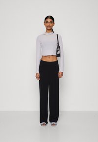 Vero Moda Petite VMEASY WIDE PANTS LEO PRINT - Pantalon classique - black