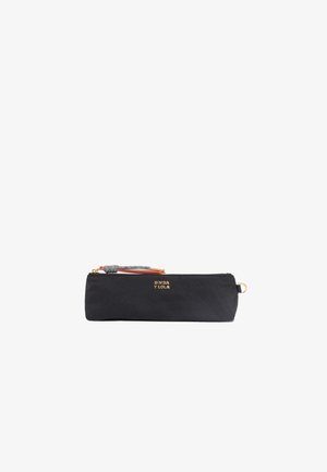 Estuche negro con logotipo dorado, de tela texturizada, con cierre de cremallera y un acento de borlas coloridas. Mide largo y estrecho para un fácil almacenamiento.