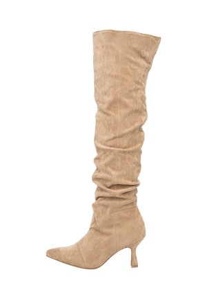 Kniehoge, slordige beige suède laars met een puntige neus en een bescheiden, dikke hak. Gladde textuur met een zachte afwerking.