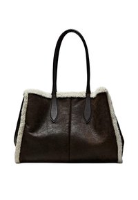 Braune Ledertasche mit weichem weißem Fleecebesatz und glatten dunkelbraunen Griffen, mit einer strukturierten Form und zwei offenen Fächern.