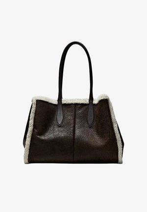 Borsa a mano in pelle marrone con bordo morbido in pile bianco e manici lisci di colore marrone scuro, caratterizzata da una forma strutturata e due scomparti aperti.