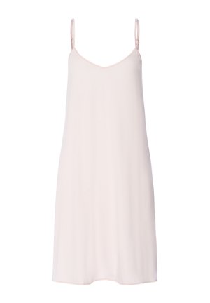 Jasnoróżowa sukienka na ramiączkach typu slip dress, z dekoltem w serek, gładką fakturą i prostym krojem. Bez widocznych wzorów ani zdobień.