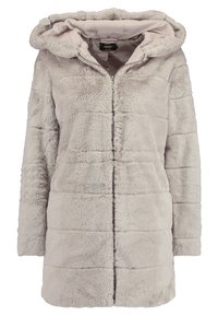 Lyst grå faux fur jakke med hætte, frontlynlås og horisontale syninger. Blød tekstur med et luksuriøst udseende.