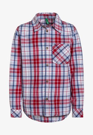 Langærmet skjorte med knapper og ternet mønster i rødt, hvidt og blåt samt en enkelt brystlomme med kontrasterende ternet design.
