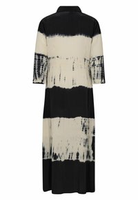 Μακρύ ασπρόμαυρο φόρεμα tie-dye με μανίκια τριών τετάρτων και γιακά, εμφανίζεται από πίσω.