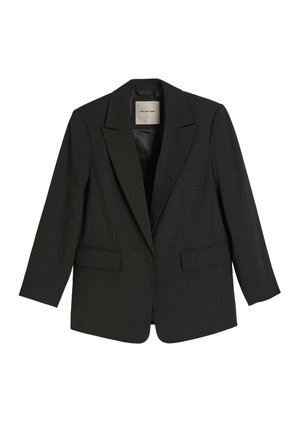 Czarna marynarka z teksturowanej tkaniny, z pojedynczym zapięciem na guzik, klapami w kształcie litery V oraz dwiema przednimi kieszeniami. Dopasowany krój, rękawy o długości trzech czwarte.