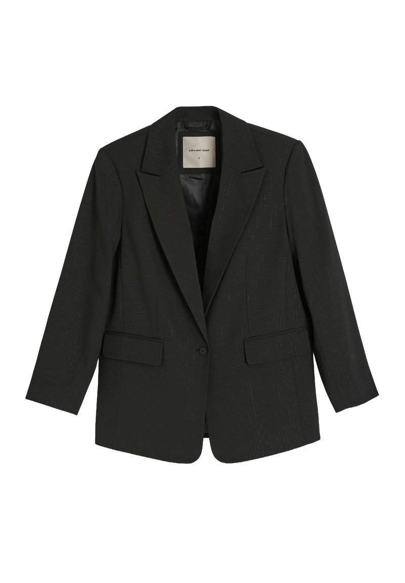 Czarna marynarka z teksturowanej tkaniny, z pojedynczym zapięciem na guzik, klapami w kształcie litery V oraz dwiema przednimi kieszeniami. Dopasowany krój, rękawy o długości trzech czwarte.