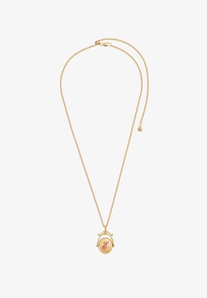 Gouden ketting met ovale hanger, voorzien van een sierlijke rode letter "E" en kleine stergravures.
