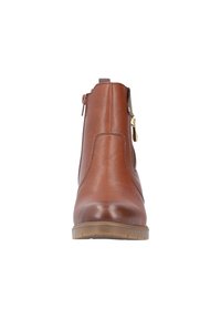 Bottine en cuir marron avec une fermeture éclair sur le côté, bout rond et semelle texturée. Présente des finitions en métal doré et un design cousu.