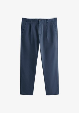 Námornícky modré nohavice s priamymi nohavicami so slučkami na opasok, predným zapínaním na gombík a zips a bočnými vreckami, zobrazené rozložené na bielom pozadí.