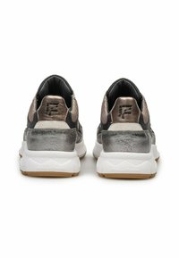 Schwarze und silberne Sneaker mit einem strukturierten Design, einem Mesh-Obermaterial, metallischen Akzenten und einer weißen Gummisohle mit einer braun gefärbten Profilsohle.