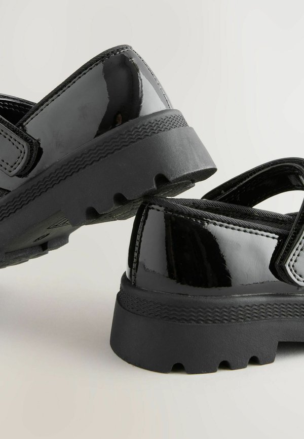 REGULAR FIT  – Riemchenballerina