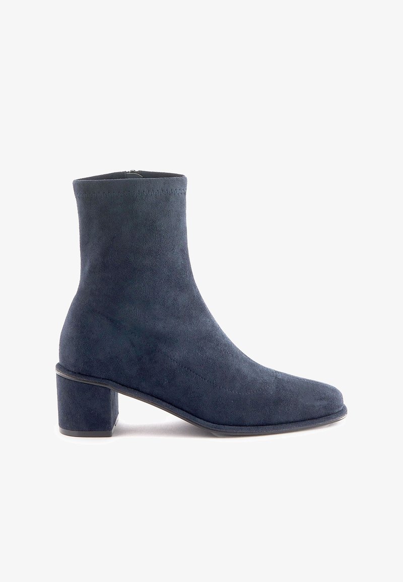 Stivale alla caviglia in suede blu navy con punta squadrata e design strutturato, dotato di un tacco corto a blocco e cuciture senza soluzione di continuità lungo la parte superiore.