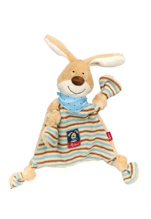 Coniglio di peluche beige con orecchie lunghe, volto sorridente, sciarpa a pois blu e coperta a righe blu, marrone e crema attaccata agli arti.