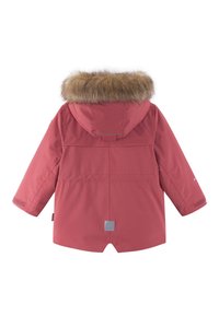 Cappotto isolato rosso con cappuccio in pelliccia sintetica, tessuto strutturato, quattro tasche e polsini in velcro, con logo sul retro e dettagli riflettenti.
