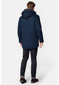 Granatowa kurtka z kapturem, wykonana z teksturowanej tkaniny, z prążkowanymi mankietami i kontrastową podszewką. Zaprojektowana w luźnym kroju.