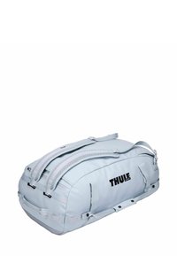 Lichtblauwe sporttas met gewatteerde schouderbanden, grote ritssluiting en zwart logo. Glad materiaal met verstevigde zijkanten en handvatten.