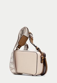 Sac bandoulière en cuir beige avec finition texturée, forme rectangulaire, accents marron, bandoulière adjustable et détails en zip doré.