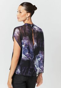 Next TWIST FRONT SHORT SLEEVE - Blúz - purple floral