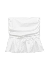 Hvid strapless top med rynket tekstur, flæset kant og glat stof. Enkel design, der fremhæver minimalisme og rene linjer.