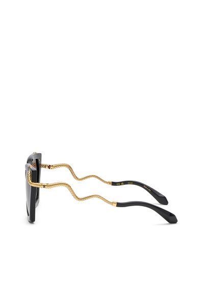 Lunettes de soleil noires rectangulaires avec des branches dorées texturées en forme de serpent et des extrémités de branches noires incurvées, vues de côté sur fond blanc.