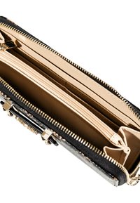 Cartera negra con estampado y herrajes dorados, con cierre de cremallera, bolsillos interiores y un forro liso de color beige.