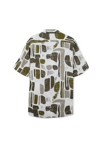 Camisetta a maniche corte con un motivo astratto multicolore in verde e grigio su sfondo bianco, con colletto e vestibilità rilassata.