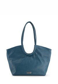 Niebieska skórzana torba tote z miękką fakturą, okrągłym dnem i długimi uchwytami. Na przedniej części znajduje się mała metaliczna tablica z logo.