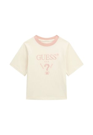 T-shirt en coton écrème avec des manches courtes, présentant un col côtelé rose clair et un logo brodé "GUESS?" au centre.
