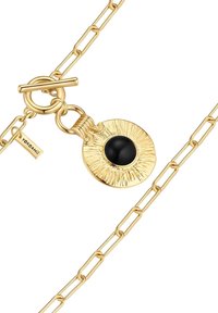 Goldenes Kettenhalsband mit einem runden Anhänger, der eine strukturierte Oberfläche und einen schwarzen Stein in der Mitte aufweist. Enthält einen Toggle-Verschluss.