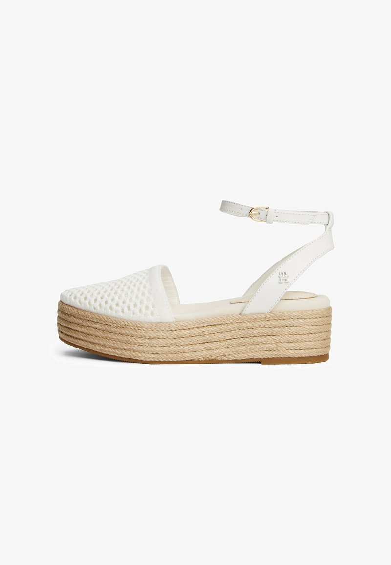 Witte wedge sandals met een geweven bovenwerk, een enkelband met een gouden gesp en een platformzool gewikkeld in jute.