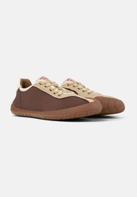 Sneaker con tomaia in tela marrone e accenti beige, dotati di suola in gomma e punta rotonda, fissati da lacci beige.