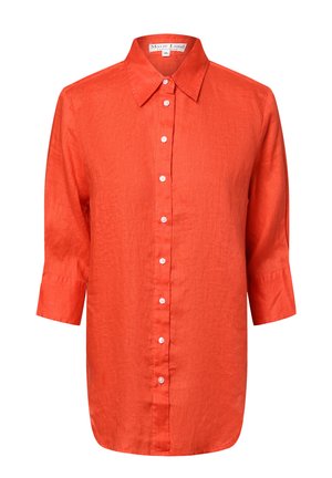 Chemise orange vif à manches longues boutonnée, avec un col pointu et des manches à poignets, présentée sur un fond blanc uni.