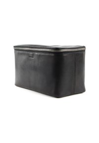 Svart skinn rektangulær veske med glidelås, med glatt tekstur og subtil merkevaretrykk på forsiden.