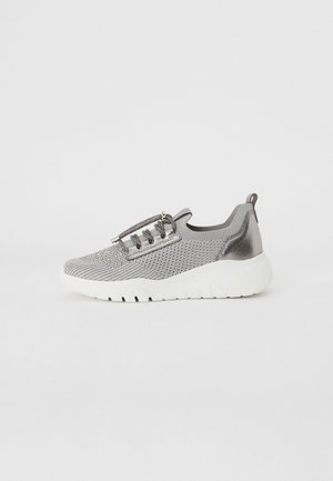 Grijs mesh sportschoen met een metalen accent, elastische veters en witte buitenzool. Heeft een afgeronde neus en een textuurontwerp.