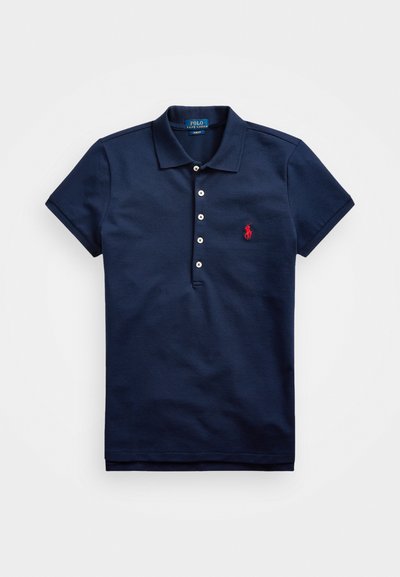 Polo majica temno modre barve, narejena iz bombaža, s kratkimi rokavi, z zapenjanjem na tri gumbe in rdečim vezenim logotipom na levi strani prsnega koša.
