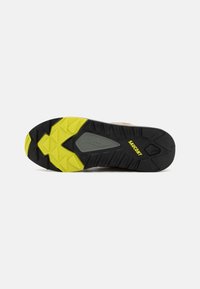 Must musta must koos tekstureeritud kummist, millel on kolmnurkse profiiliga tallad ja keskne hall osa. Brändi nimi "Saucony" on embosseeritud küljele.
