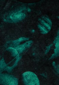 Tissu negru cu un design tematic din spațiu, având planete de culoare verde închis și teal, precum și texturi ce seamănă cu stelele și elemente cosmice.