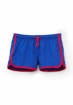 Shorts de bain pour hommes en tissu bleu vif avec des accents rouges, dotés d'une taille élastique et d'un cordon de serrage, et d'ourlets arrondis sur les côtés.