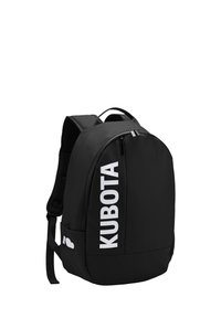 Czarny plecak o zaokrąglonym kształcie, wykonany z gładkiego materiału. Z przodu znajduje się duże białe logo, a z boku kieszeń z graficznym motywem serca.