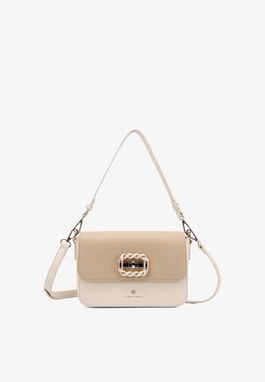 Borsa a tracolla in pelle beige e crema con chiusura rettangolare intrecciata in oro e nero, tracolla regolabile e logo Queen Helena sul davanti.