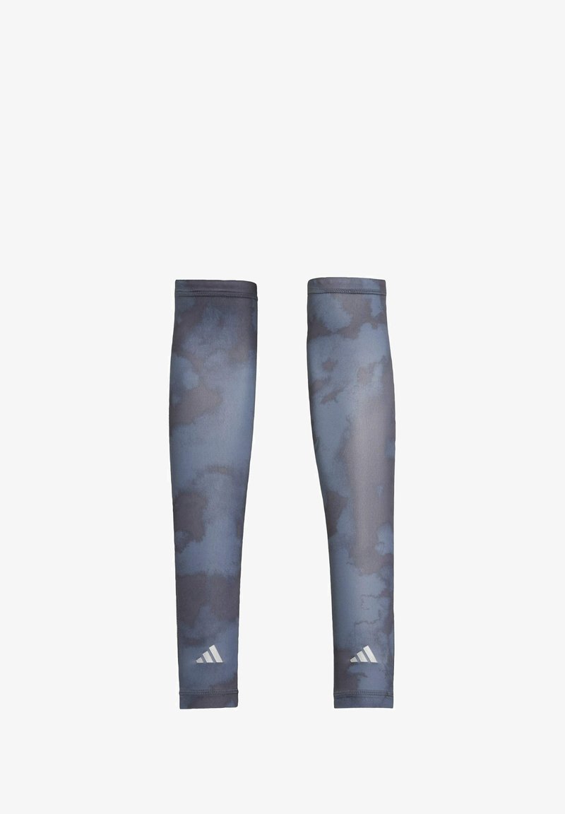 Modré vzorované návleky na ruky vyrobené z pružnej tkaniny. Majú hladkú textúru s jemným prechodom farieb a biele logo Adidas blízko spodnej časti.