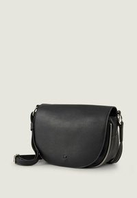 Schwarze Leder-Crossbody-Tasche mit glatter Oberfläche, runder Klappenverschluss, verstellbarem Tragegurt und dezentem Logodesign auf der Vorderseite.