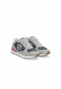 Graue Sportchuhe aus Wildleder und Mesh, mit einem karierten Muster auf der Zunge und einem pinken Akzent an der Sohle. Gummisohle.
