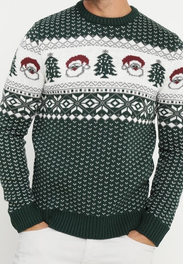 Grüner gestrickter Pullover mit weißen Schneeflocken, Weihnachtsmann-Gesichtern und Weihnachtsbäumen in einem gemusterten Design. Gerippte Bündchen und Halsausschnitt.