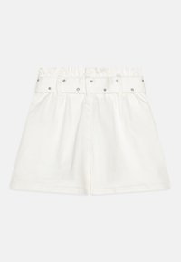 Pantaloni corti bianchi in cotone con una cintura elastica e una cintura con borchie metalliche. Progettati con una vestibilità rilassata e dettagli con orlo sfilacciato.