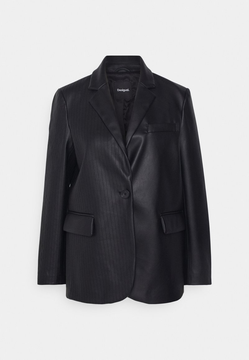 Blazer de cuero negro con cierre de un solo botón, solapas de muesca, dos bolsillos frontales y detalles de rayas verticales.