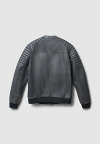 Giacca bomber in pelle grigia, con polsini a coste, dettagli cuciti e una superficie liscia con un semplice design sul retro.