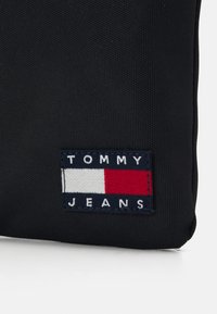 Tommy Jeans ESSENTIAL DAILY SACOCHE UNISEX - Cross body bag - black